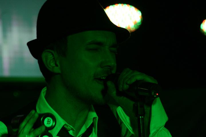 2008-11-28 M3_live at replugged 058.jpg